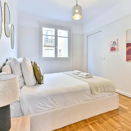 Apartment Neuilly-sur-seine, Sobre Et Elegant Neuilly-sur-Seine