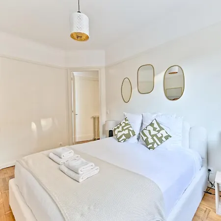Neuilly-sur-seine, Sobre Et Elegant 뇌이이쉬르세느