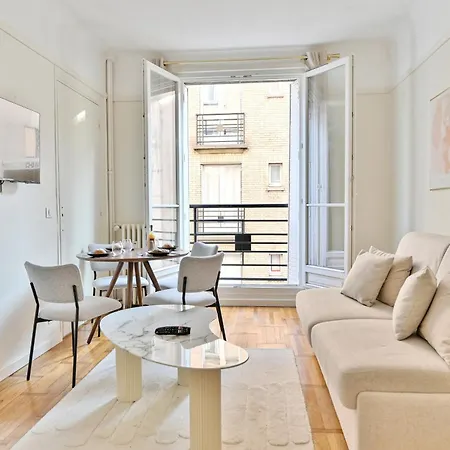 Neuilly-sur-seine, Sobre Et Elegant