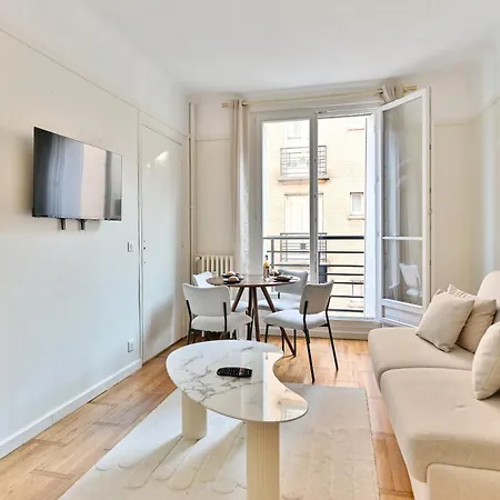 Neuilly-sur-seine, Sobre Et Elegant * Neuilly-sur-Seine