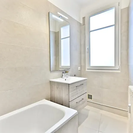 Apartment Neuilly-sur-seine, Sobre Et Elegant Neuilly-sur-Seine