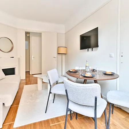 Neuilly-sur-seine, Sobre Et Elegant Apartment *