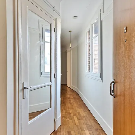 Apartment Neuilly-sur-seine, Sobre Et Elegant Neuilly-sur-Seine