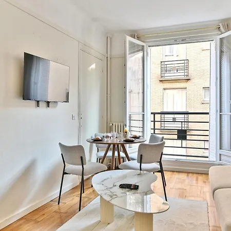 Neuilly-sur-seine, Sobre Et Elegant * Neuilly-sur-Seine