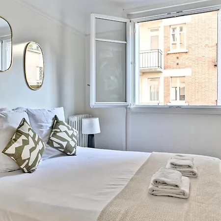 Apartment Neuilly-sur-seine, Sobre Et Elegant *